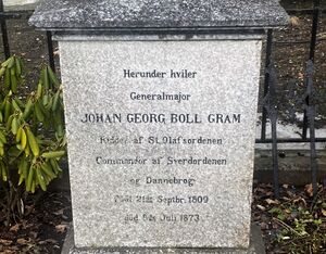 Johan Georg Boll Gram gravminne Norderhov.jpeg