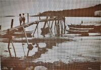 Foto fra 1920; Johan Larsens brygge i Sør-Son. Sikkerheten var ikke akkurat satt i høysetet. Foto: Anders Beer Wilse.