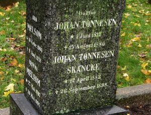 Johan Tønnesen gravminne Oslo.jpg