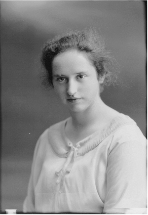 Johanna Matheson svart-hvitt portrett fotograf Peder O. Aune 01.06.1921.png