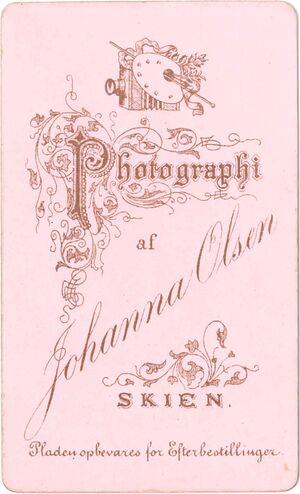 Johanna Olsen, Skien (Revers) 01.jpg