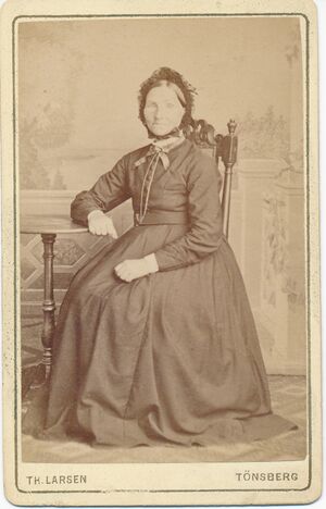 Johanne Cathrine Pedersdatter, fotograf Th. Larsen, Tønsberg.jpg