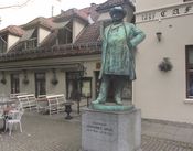 Bergsliens statue av skuespilleren Johannes Brun ved Bankplassen 1 i Oslo ble reist etter hans død (1902), sto opprinnelig ved Nationaltheatret. Foto: Stig Rune Pedersen