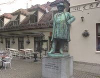 Statue av skuespiller Johannes Brun utenfor Cafe Engebret, Bankplassen 1. Foto: Stig Rune Pedersen