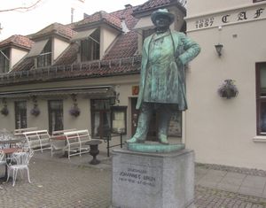 Johannes Brun statue Bankplassen 2012.jpg