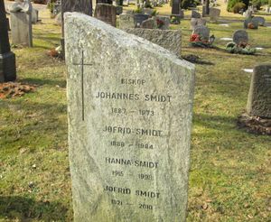 Johannes Smidt gravminne.jpg