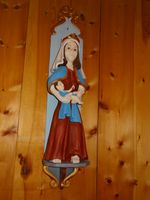 Skulptur av jomfru Maria.