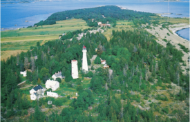 Jomfruland sett mot nord med de to fyrene i midten. Foto: Mittet & Co. AS/Berg - Telemark museum (1953).