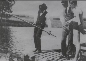 Jon Mellesmo driver svømmeopplæring i Glåma.JPG