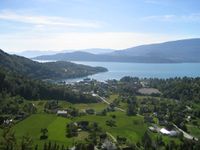 Utsyn mot Jondalen og Hissfjorden i vest. Jondal med ferja på veg frå kai. Foto: Helge Gunnar Byrkjeland