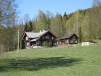 Jonsborg med hovudhus, eldhus og stabbur blei bygd i 1918 som pensjonistbustad for prost J. L. Qvisling. Arkitekt truleg Børve. Foto: Olav Momrak-Haugan 2020