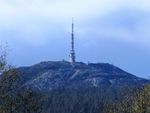 Jonsknuten, 904 moh, med fjernsyns- og radiotårn 92 meter høyt. Foto: Stig Rune Pedersen