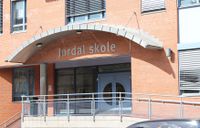 298. Jordal skole i Oslo inngang.JPG