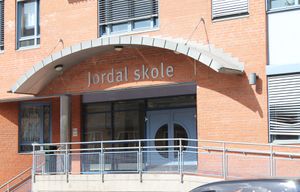 Jordal skole i Oslo inngang.JPG