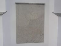 Gravminne i ytre kirkevegg for den østerriksfødte steinhuggermester Joseph Keller (1700-63) og hans familie. Foto: Stig Rune Pedersen