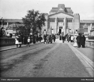 Jubileumsustillinga 1914 brua og Industrihallen.jpg