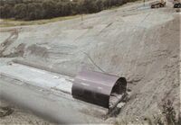 Juli 2002: Fundamentet for første del av tunnelen er ferdig, og det første elementet av forskallingen for miljøtunnelen er kommet på plass.
