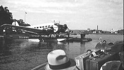 Junkers 52 sjøfly på Gressholmen i Oslofjorden. Foto tatt fra skyssbåten som fraktet passasjerer og bagasje.