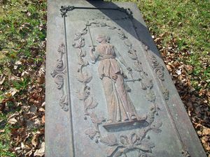 Justitia på gravminne Kongsberg.jpg