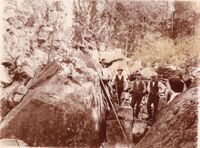 Bygging av inntaksdam og røyrgate til Juvet kraftstasjon. Det var særs krevjande. Fotograf Olav S. Nylid 1915