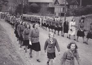 KFUK-speidere i Brennebakken i 1947 (oeb-228755).jpg