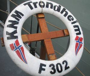 KNM Trondheim (F302) livbøye.jpg