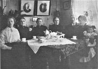 Kaffeselskap i Katteråsplassen. Telle og Konrad nr. 1 og 5 fra venstre.