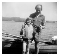 Kai Tormod Hansen og Ronald Hansen med abbor fisket i Mjøsa,Redalen. Foto Inger Hansen, ca 1972.