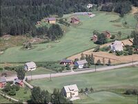 Kalaker bruk 9 til høyre. Bruk 4 med gartneri i midten. Sakseborg foran til venstre.