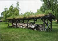 Kalstovikfurua er frå Kalståvik Heistykke Gnr. 65/5 ved Øysævatn, freda 1917 og kom til Fyresdal Bygdemuseum 1972 etter at den hadde falle overende. Foto: Lars Veum 2009
