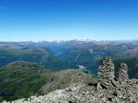 Kalvatn, to måtar å setje merke etter seg, juni 2010, sett frå Sundalsnipa
