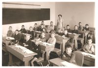 Klasse 1b gutter med klasseforstander Klara Byberg-Larsen