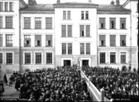 Skolegården på Kalvskinnet skole. Legg merke til gjerdet som deler skolegården i pike- og gutteside. Foto: Foto:Erik Olsen (1888).