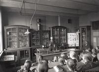 Pikeklasse i naturfagsalen. Foto: Foto:Erik Olsen (1900-årene).