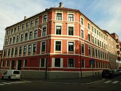 Hjørnegård med adresse Kampengata 28 ut mot Normannsgata og Kampen skole, oppført i 1901, ark. Carl Aaman. Foto: Pål Giørtz (2017).