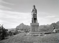 Statue av kong Øystein Magnusson i betong (1935), Kabelvåg, tgnet av Sund, utført av Arthus Gustavson. Foto: Kristian Magnus Kanstad/Nordlandsmuseet