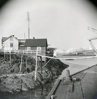 Klestørk utenfor hus. Fra Kanstadsamlingen.