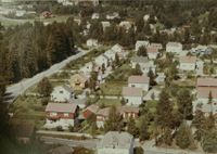 En fin sommerdag på Kantum. Vi ser litt av forsamlingslokalet Skauholt nede til høyre. Foto: Widerøe