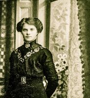 Hermans mor, Karen Jemtegaard, ca. 20 år gammel hos fotograf i Ålesund ca 1900. Hun var skredder og alltid velkledd.