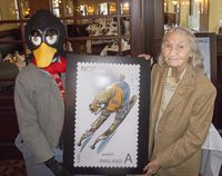 Kari Aukrust og Solan Gundersen avduket et frimerke med Solan Gundersen - tegnet av hennes mann Kjell Aukrust. De to var sammen da Posten Norge inviterte til presentasjon av årets julefrimerker på Theatercafeen i Oslo i 2013. Kari Aukrust ble født i 1922 og sovnet fredfylt inn på Midtåsen-hjemmet i Oslo i 2020, 97 år gammel. Foto: Svend Aage Madsen (2013).