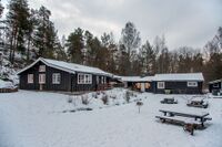 Karistøl i bratthenget øst for E18 var opprinnelig forsamlingshus for hytteeiere, men er i dag aktivitetssenter for personer med særlige behov. Foto: Leif-Harald Ruud (2019)