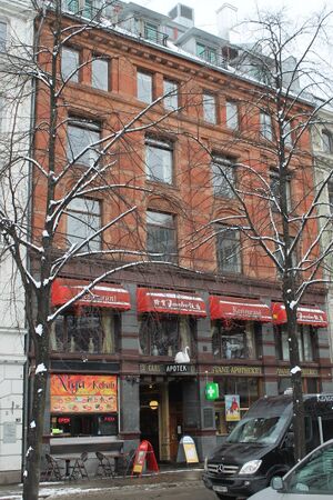 Karl Johans gate 13 i Oslo fra Stortorvet (2).JPG