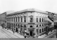 Karl Johans gate 16, ca 1858, ark. Schirmer og von Hanno. Foto: Per Adolf Thorén/Oslo Museum (1895).