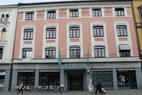 Karl Johans gate 39, oppført 1844, ark. Binneballe. Bygningen er revet og gjenoppbygd med kopi av fasaden.