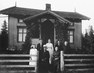 Karl Kluften med familie ca. 1914-1916.jpg