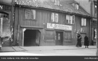 Karl XIIs gate 28 med lokalene til blikkenslager E. Grohshennig. Foto: Fritz Holland (1936)
