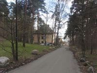 Karlsborgveien sett fra parkeringsplassen ved Sjømannsskolen i retning Mosseveien. Til venstre ses Theodor Henrichsens Sjømandshjem. Foto: Stig Rune Pedersen (2012)