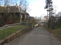 Karlsborgveien, midtre del, sett i retning Mosseveien. Til venstre ses de to store tømmervillaene fra 1890-tallet (i nr. 3 og 1). Foto: Stig Rune Pedersen (2013)