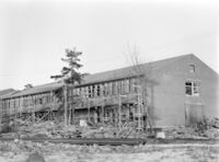 Karlsrud skole i Cecilie Thoresens vei 8 på Lambertseter under bygging (1964). Foto: Arbeiderbevegelsens arkiv og bibliotek (1964).
