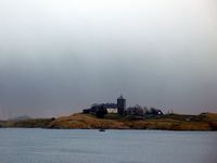 Kyrkja frå nord. Biletet syner godt at kyrkja er eit landemerke i Karmsundet. Foto: Siri Johannessen (2015).